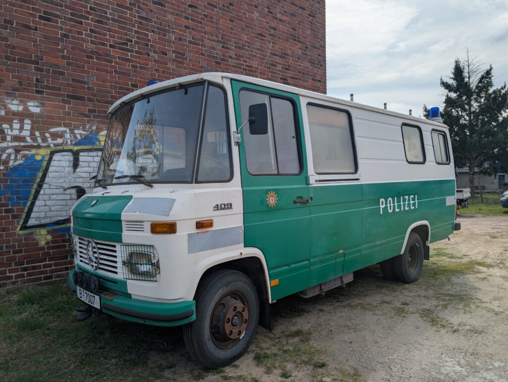 Mercedes GrKW grün alt 4