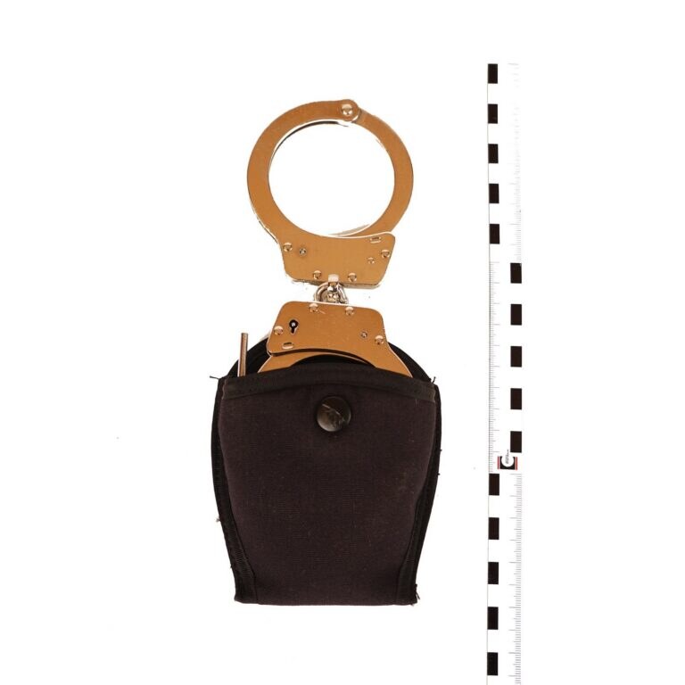 Handfessel in Corduraholster offen