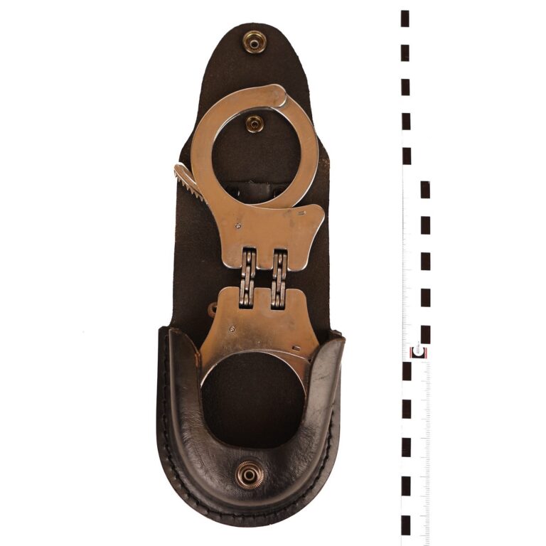 Handfessel in Lederholster