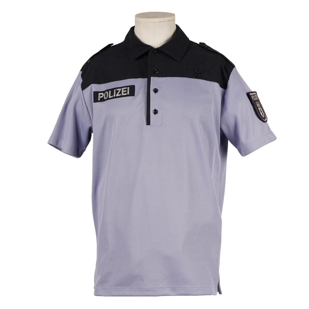 Poloshirt hellblau mit dunkelblauen Schulterstücken