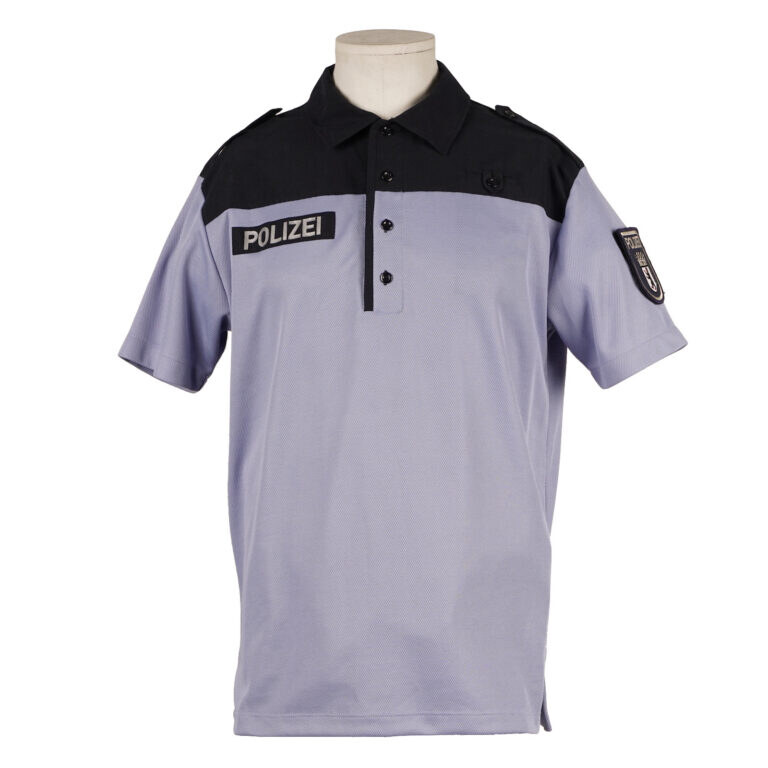 Poloshirt hellblau mit dunkelblauen Schulterstücken