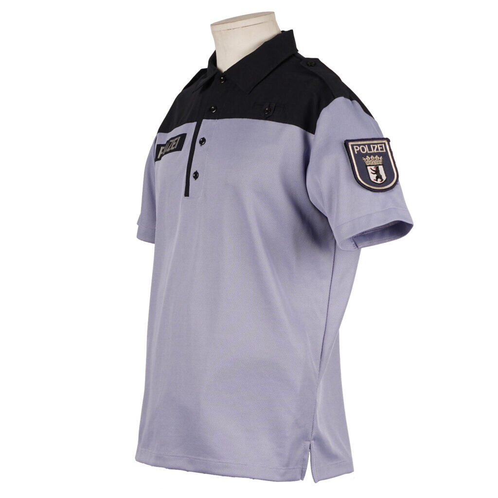 Poloshirt hellblau mit dunkelblauen Schulterstücken 3