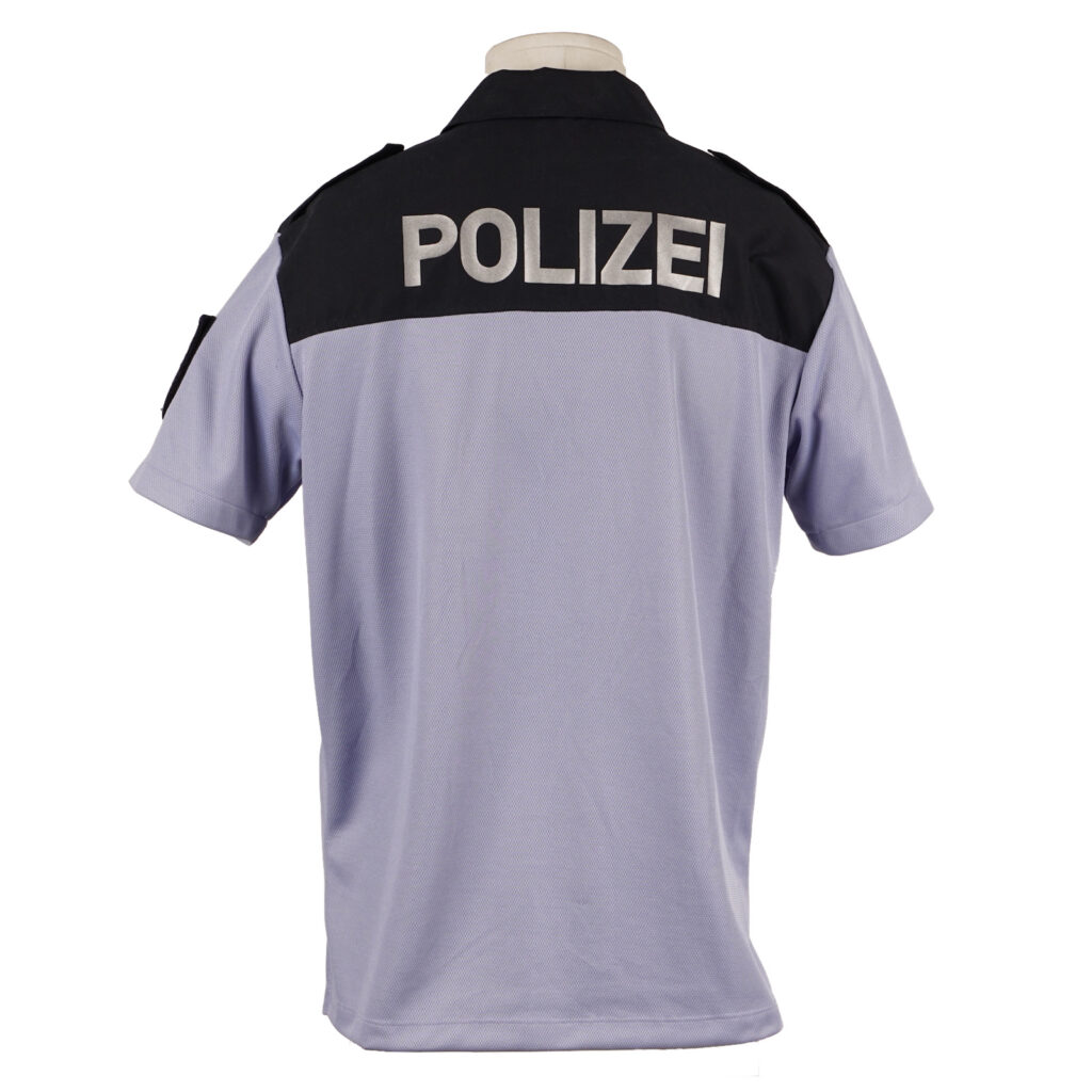 Poloshirt hellblau mit dunkelblauen Schulterstücken 6